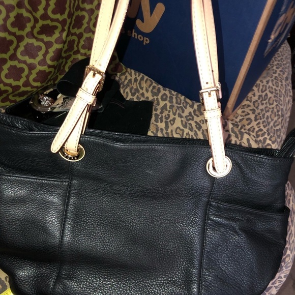 Micheal Kors black leather bag beige handles - Picture 7 of 13